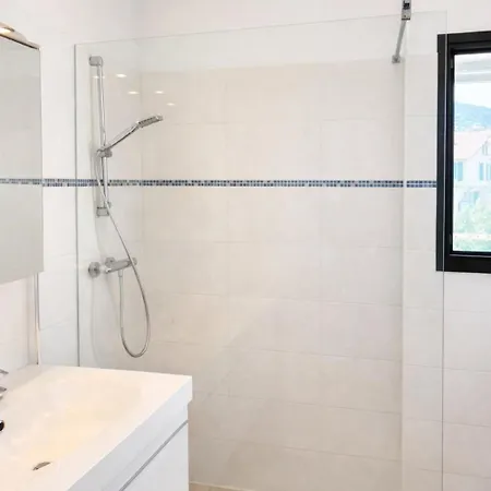Exceptional Sea-view Apartment, 3 Min From Station, Port & Chateau Views, Private Parking Apartment *