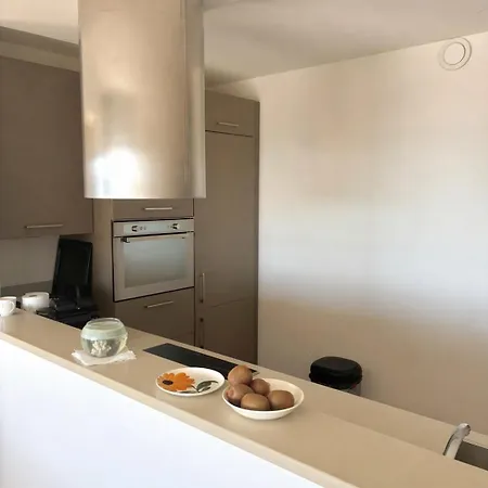 Exceptional Sea-view Apartment, 3 Min From Station, Port & Chateau Views, Private Parking Mandelieu