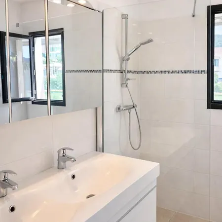 Exceptional Sea-view Apartment, 3 Min From Station, Port & Chateau Views, Private Parking Mandelieu